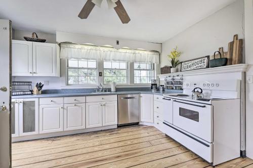 Charming Farmhouse with Pool and Fishing Pond! in Bolton, USA