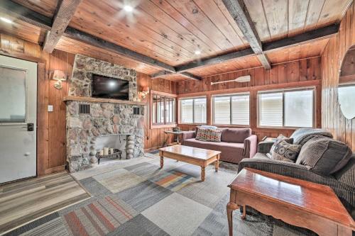 Cozy Prudenville Cabin Walk to Houghton Lake in Houghton Lake, USA