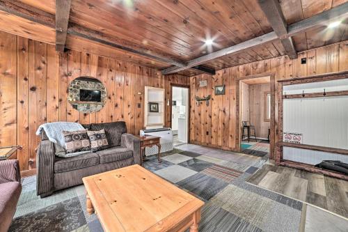 Cozy Prudenville Cabin Walk to Houghton Lake in Houghton Lake, USA