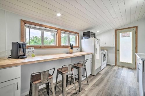 Cozy Prudenville Cabin Walk to Houghton Lake in Houghton Lake, USA