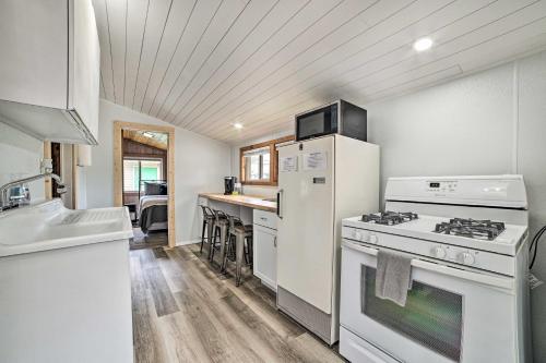 Cozy Prudenville Cabin Walk to Houghton Lake in Houghton Lake, USA