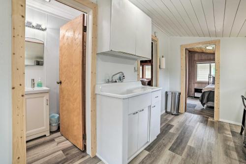 Cozy Prudenville Cabin Walk to Houghton Lake in Houghton Lake, USA