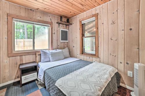 Cozy Prudenville Cabin Walk to Houghton Lake in Houghton Lake, USA