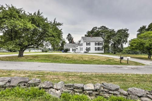 Charming Farmhouse with Pool and Fishing Pond!