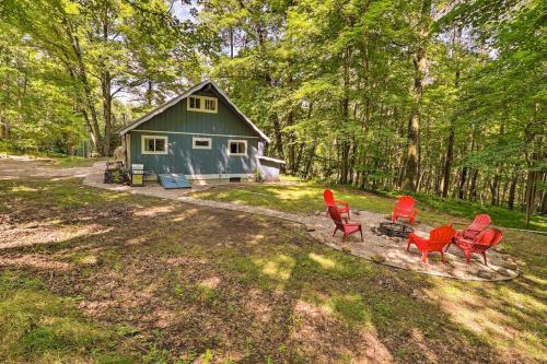 Pet-Friendly Stanwood Sanctuary with Fire Pit!