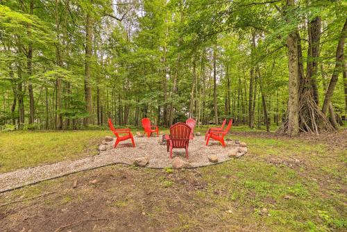 Pet-Friendly Stanwood Sanctuary with Fire Pit!