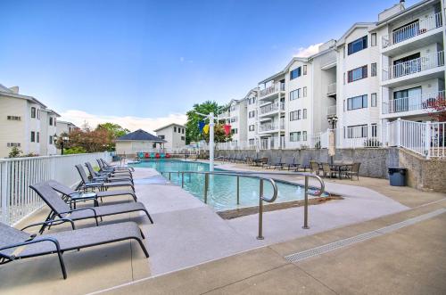 Relax Poolside! Lake-View Retreat in Osage Beach, Osage Beach (foto 3)