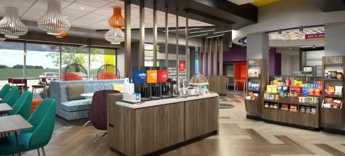 商店, 希爾頓歡朋酒店 曼特卡 (Tru by Hilton Manteca) in 曼提加