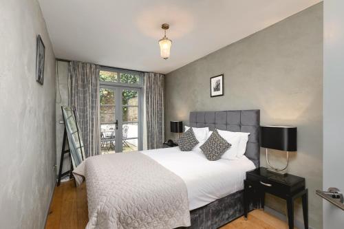 PenthouseStays nr Notting Hill - Luxury 2 Bedroom King Bed Apartment - near Portobello Road, London