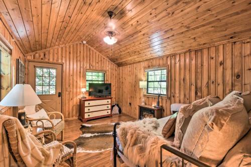 Peaceful Clayton Carriage House with Fire Pit! - Apartment - Clayton