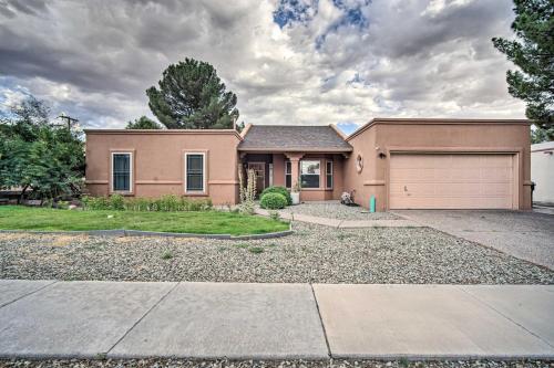 Convenient Las Cruces Home with Patio and Grill!