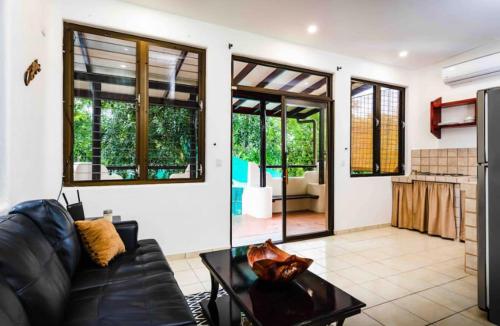 5 min walk to beach/sleeps 12-18/gated parking/pool
