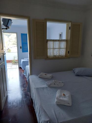 1 double bed, 2 twin beds