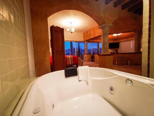 Deluxe Suite image 10
