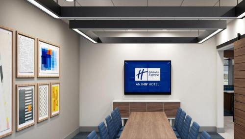 Holiday Inn Express & Suites - Hollister, an IHG Hotel