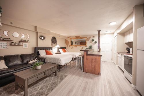 Stay Together Suites - Suite On The Strip Steps From Bellagio & Cosmo Sleeps 11 - NO RESORT FEE, Las Vegas (photo 7)