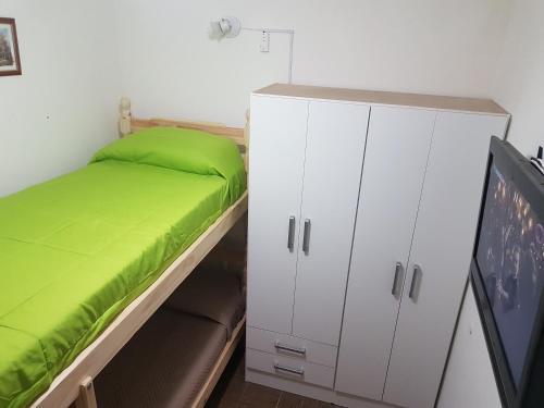 Habitación con baño privado Un piso por escalera