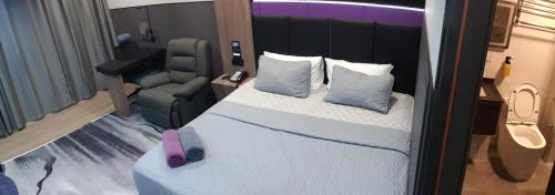 Standard King Room image 5