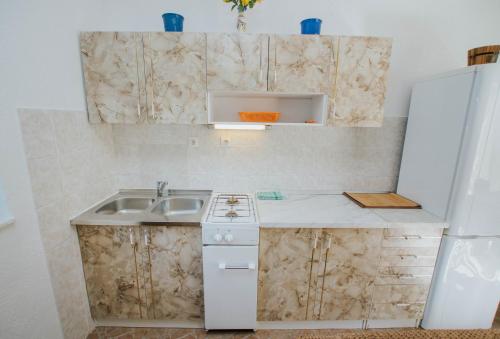 Apartments by the sea Marina Trogir - 5968 - image 9