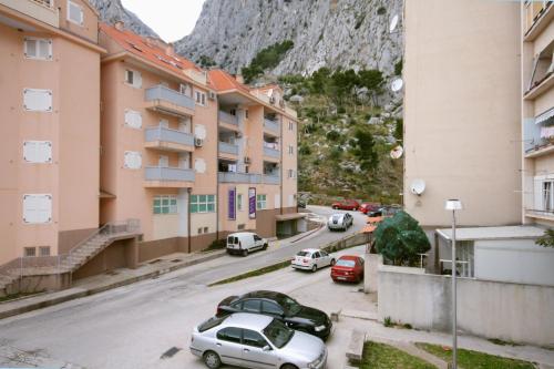 Apartments with a parking space Omis - 5989 - image 3