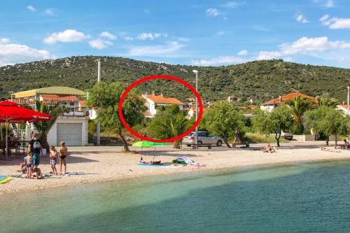 Apartments by the sea Vinisce, Trogir - 6015 - Location saisonnière - Vinišće