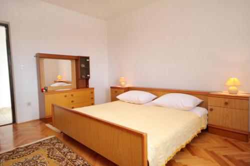 Two-Bedroom Apartment with Balcony and Sea View image 10