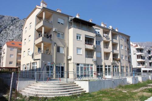 Apartments by the sea Omis - 6073 - image 7