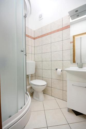 Apartments by the sea Omis - 6073 - image 4