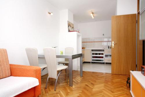 Apartments by the sea Omis - 6073 - image 5