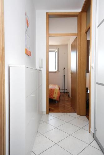 Apartments by the sea Omis - 6073 - image 6