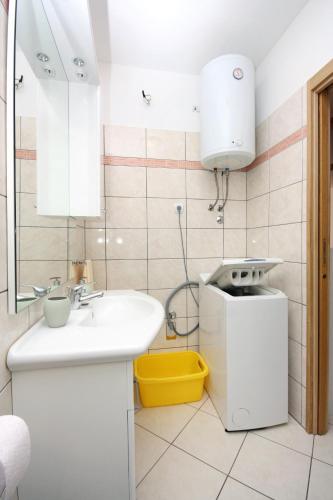 One-Bedroom Apartment with Balcony and Sea View image 7