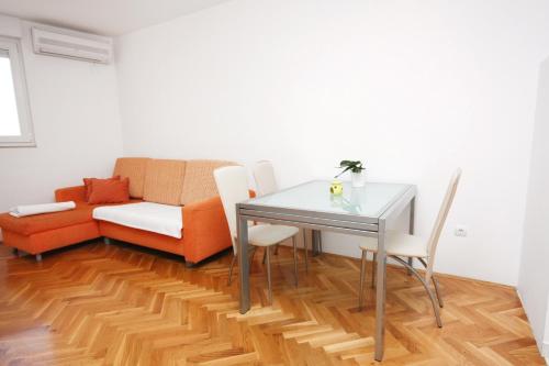 One-Bedroom Apartment with Balcony and Sea View image 4