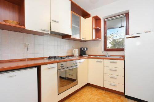 Apartments with a parking space Makarska - 5984 - image 2