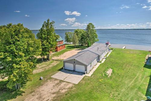 Houghton Lake House with Fire Pit - 2 Mi to Trails! - image 3