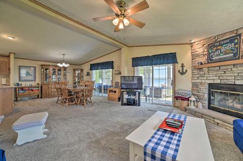 Houghton Lake House with Fire Pit - 2 Mi to Trails! in Houghton Lake, USA