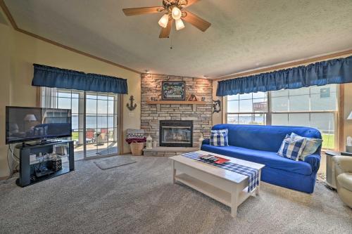 Houghton Lake House with Fire Pit - 2 Mi to Trails! in Houghton Lake, USA