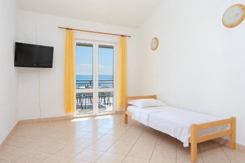 Three-Bedroom Apartment with Terrace and Sea View room in Apartments with parking space Brela Makarska - 6043