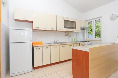 Three-Bedroom Apartment with Terrace and Sea View image 9