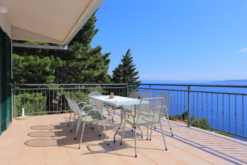Three-Bedroom Apartment with Terrace and Sea View image 6