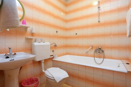 Three-Bedroom Apartment with Terrace and Sea View image 9