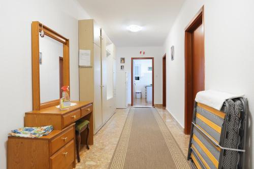 Apartments with a parking space Brela, Makarska - 6043