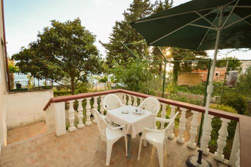 One-Bedroom Apartment with Terrace and Sea View image 3