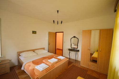 One-Bedroom Apartment with Terrace and Sea View image 6