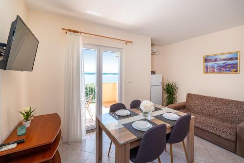Seaside apartments with a swimming pool Posedarje Novigrad - 6162 - image 2