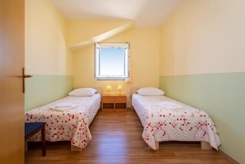 Seaside apartments with a swimming pool Posedarje Novigrad - 6162 - image 6