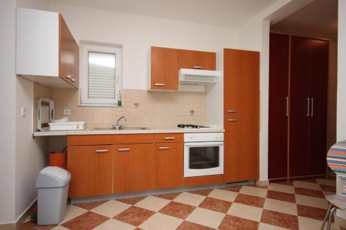 Apartments with a parking space Vodice - 6183 - image 11