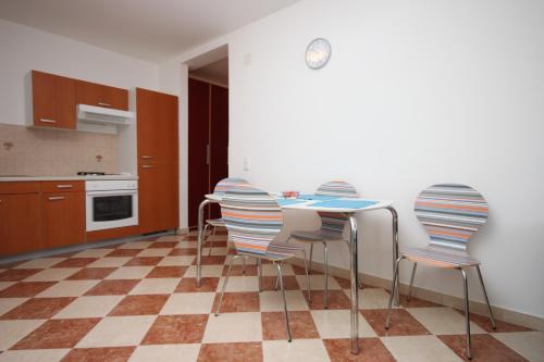 Apartments with a parking space Vodice - 6183 - image 12