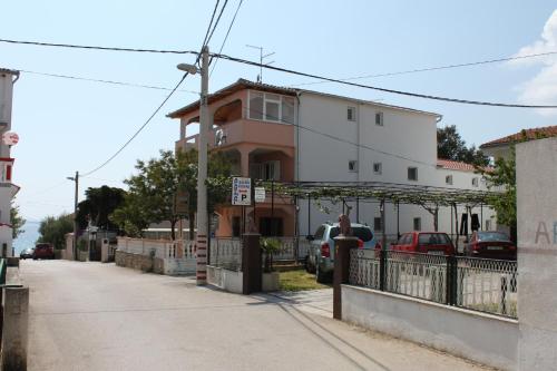 Apartments by the sea Pakostane Biograd - 6161 - image 2