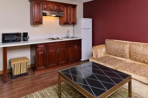 Rodeway Inn & Suites