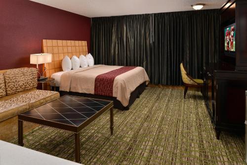 Rodeway Inn & Suites